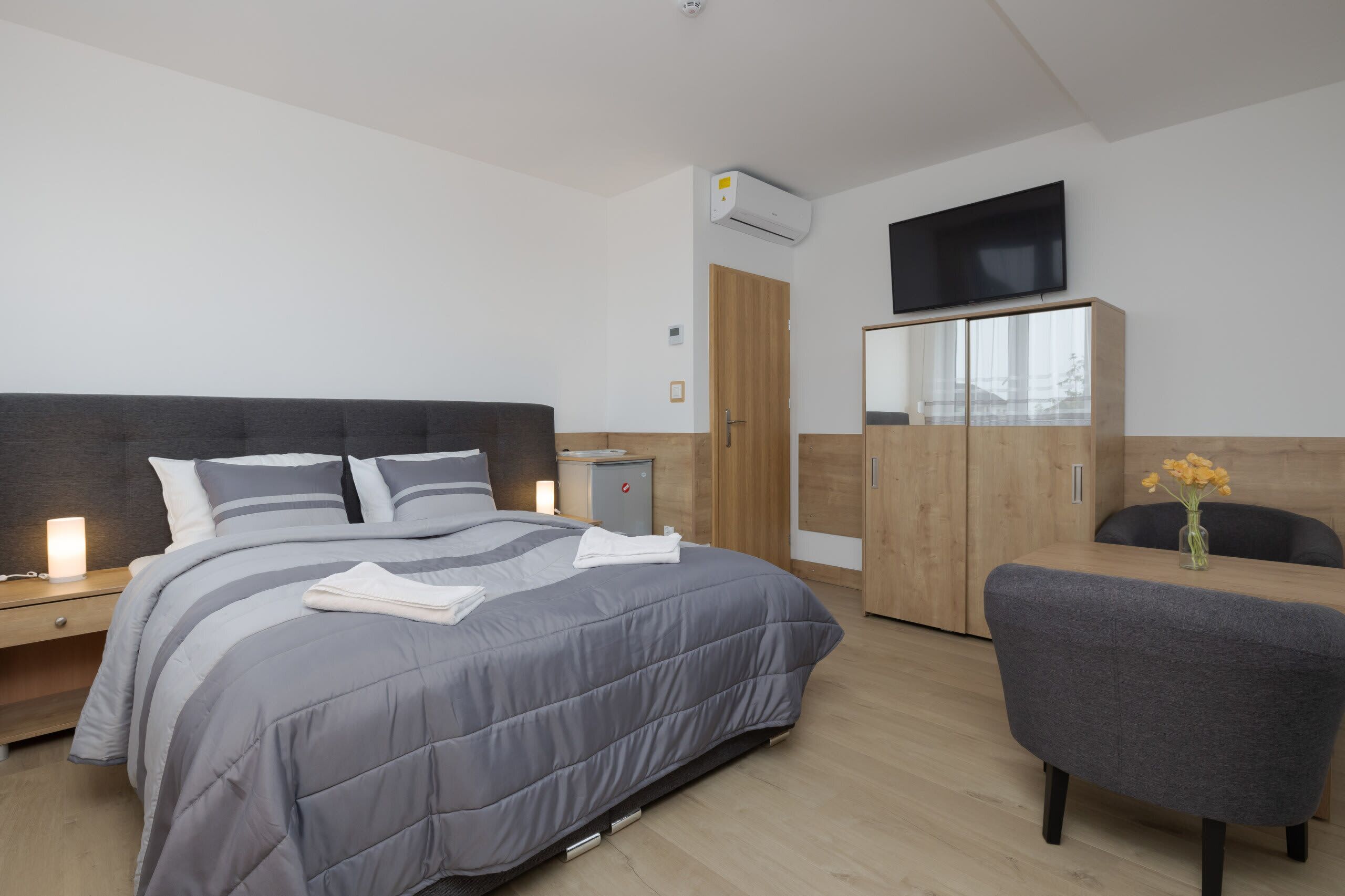 Tabla de planchar con plancha, wifi y ropa de cama 