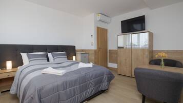 Tabla de planchar con plancha, wifi y ropa de cama