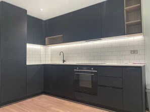 電冰箱、微波爐、烤箱、爐台