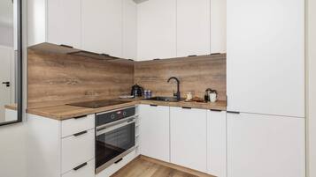 Fridge, oven, stovetop, dishwasher