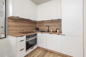 Fridge, oven, stovetop, dishwasher