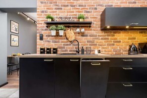 Fridge, microwave, stovetop, dishwasher