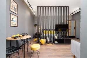 Desk, iron/ironing board, WiFi, bed sheets - Bosacka 8 | Atmospheric Studio in Krakow | Remote Work (Kraków)