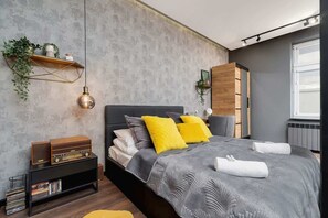 Desk, iron/ironing board, WiFi, bed sheets