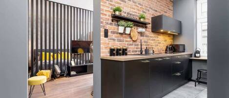 Fridge, microwave, stovetop, dishwasher