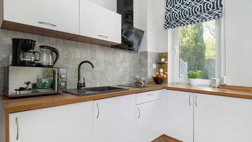 Réfrigérateur, micro-ondes, plaque de cuisson, cafetière/bouilloire