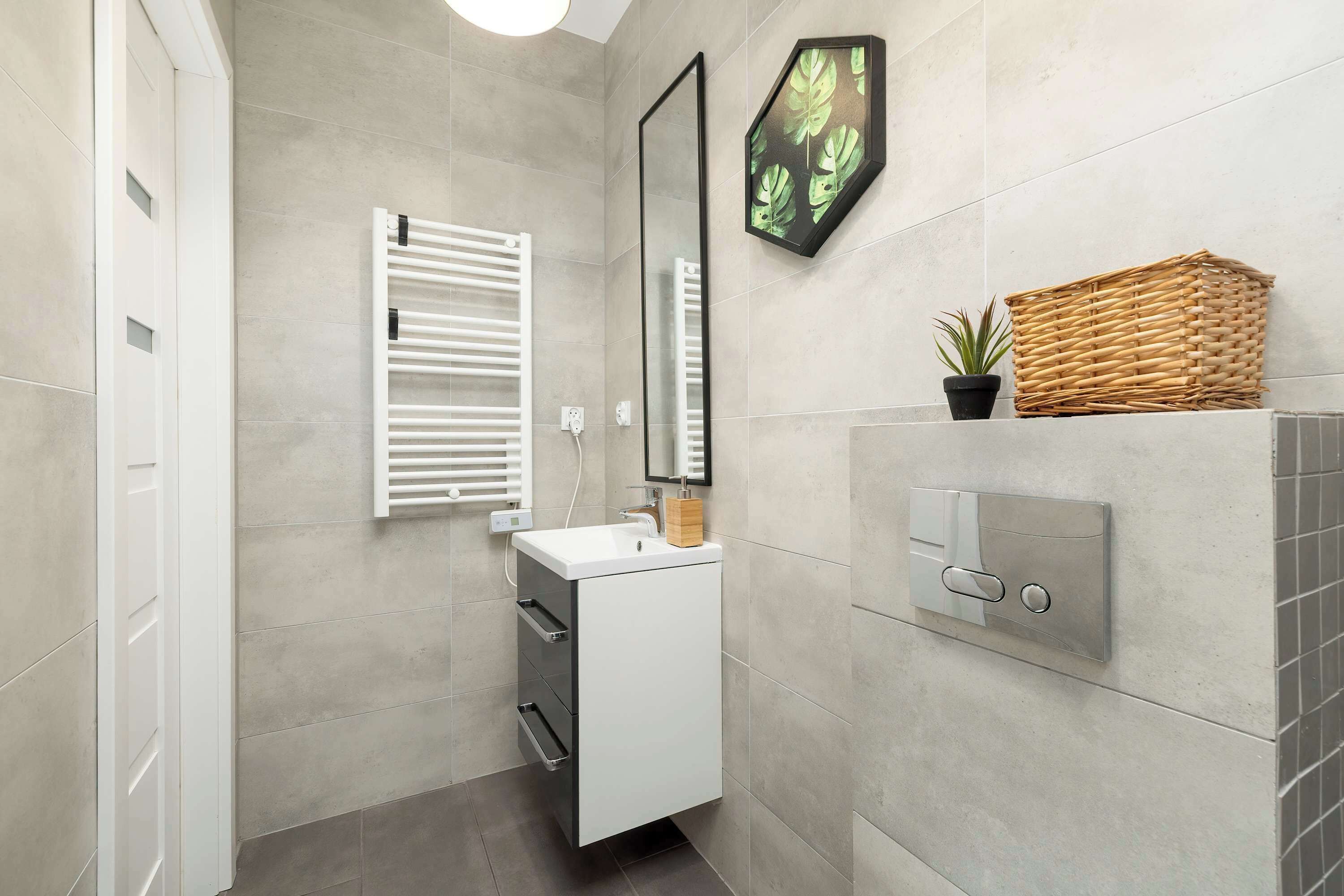 Chuveiro, secador de cabelo, toalhas de banho 