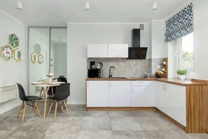 Geladeira, micro-ondas, cooktop, cafeteira/chaleira