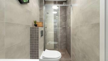 Dusche, Haartrockner, Handtücher, Shampoo