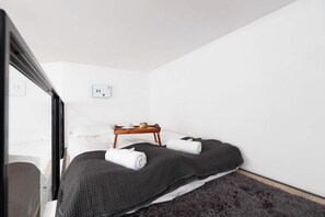 Tabla de planchar con plancha, cuna de viaje, wifi y ropa de cama