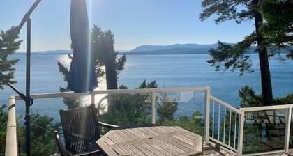 Cozy Pender Island Waterfront Cottage