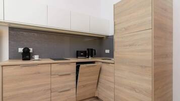 Fridge, stovetop, dishwasher, coffee/tea maker