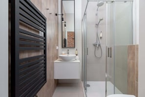 Douche, sèche-cheveux, shampoing