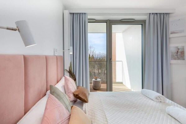 Iron/ironing board, travel crib, WiFi, bed sheets