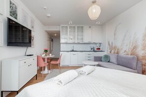 Iron/ironing board, travel crib, WiFi, bed sheets