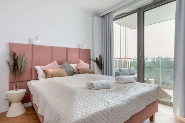 Tabla de planchar con plancha, cuna de viaje, wifi y ropa de cama 