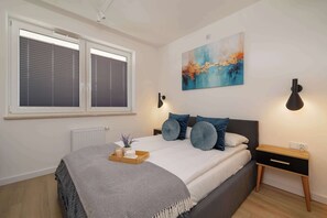 2 chambres, bureau, fer et planche à repasser, lit parapluie