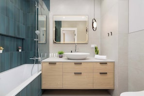 Shower, hair dryer, towels