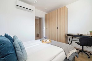 2 camere, una scrivania, ferro/asse da stiro, culla da viaggio