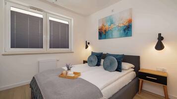 2 bedrooms, desk, iron/ironing board, travel crib