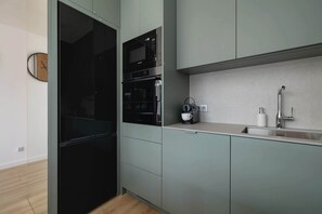 Réfrigérateur, micro-ondes, four, plaque de cuisson