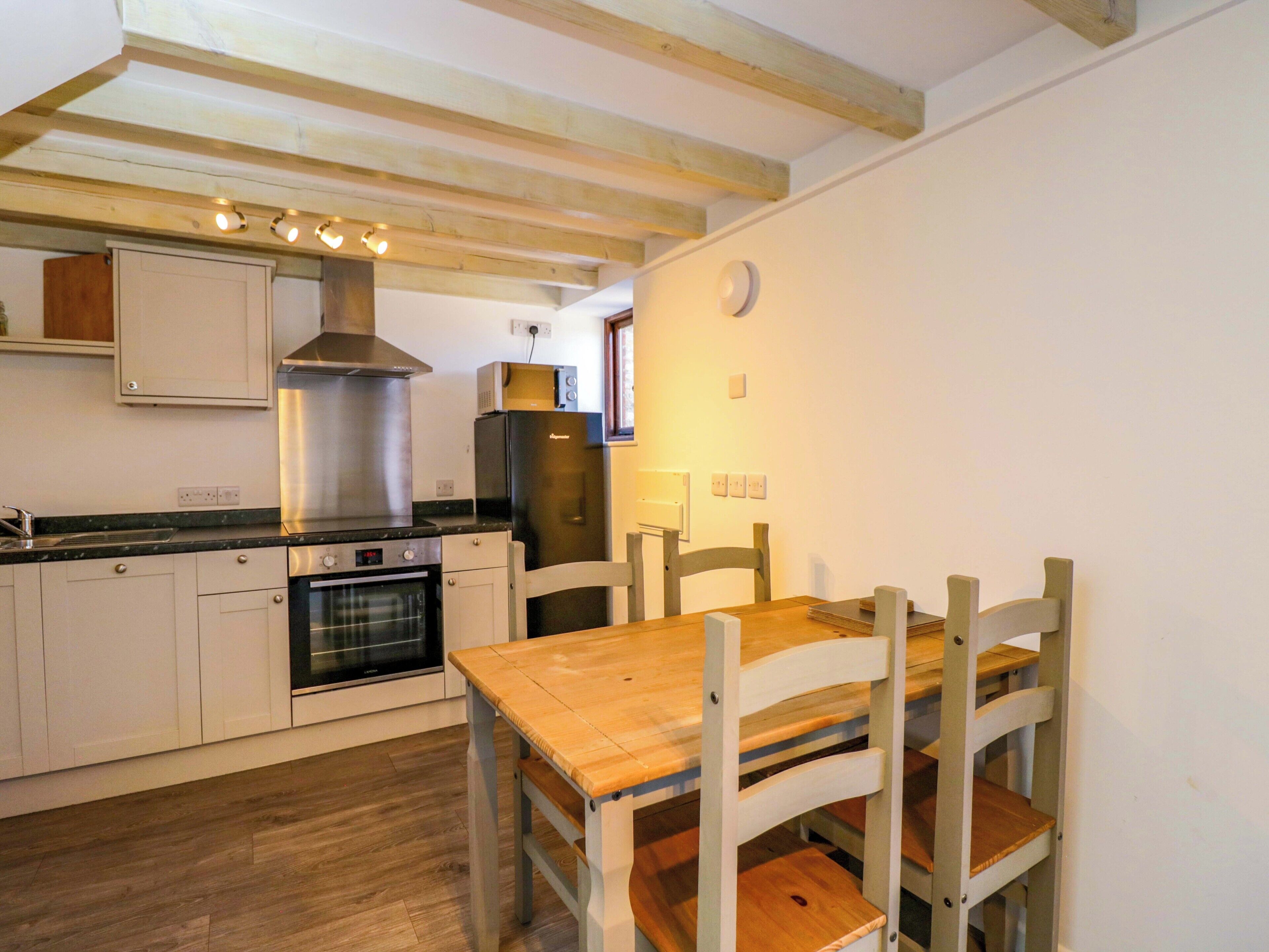 Cottage | Private kitchen | Dishwasher, cookware/dishes/utensils