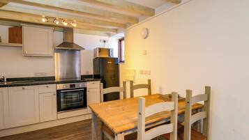 Cottage | Private kitchen | Dishwasher, cookware/dishes/utensils