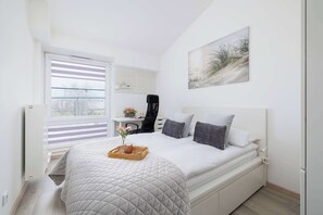 1 Schlafzimmer, Schreibtisch, Bügeleisen/Bügelbrett, Reisekinderbett
