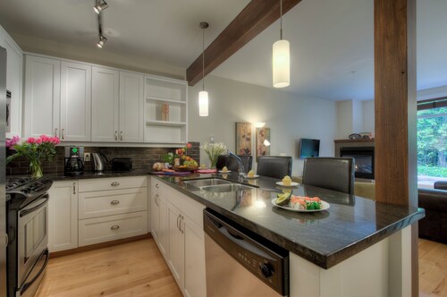 TW 55 Large West Coast Style Vacation Home at Rathtravor Beach!