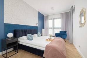 2 Schlafzimmer, Schreibtisch, Bügeleisen/Bügelbrett, Reisekinderbett