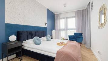 2 quartos, escrivaninha, ferros/tábuas de passar roupa, berço de viagem