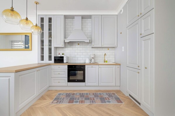 Køleskab, mikrobølgeovn, ovn, kogeplade