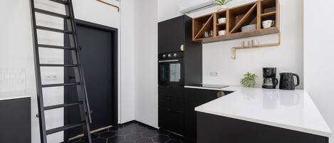 冷蔵庫、オーブン、コンロ、コーヒー / ティーメーカー