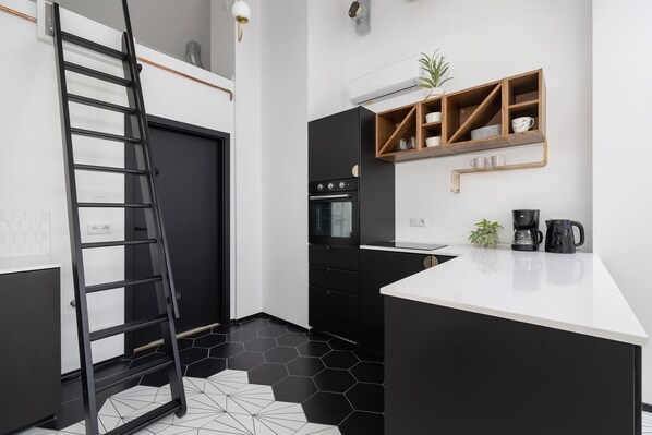 Fridge, oven, stovetop, coffee/tea maker