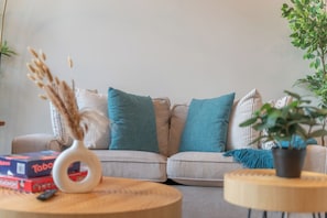 Een smart-tv en boeken