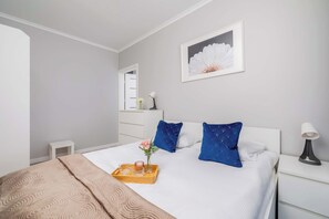 1 habitación, tabla de planchar con plancha, cuna de viaje y wifi
