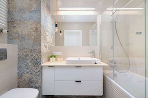 Shower, hair dryer, towels, shampoo