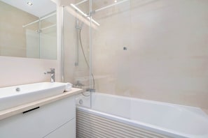 Dusche, Haartrockner, Handtücher, Shampoo