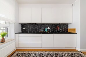 Réfrigérateur, micro-ondes, four, plaque de cuisson