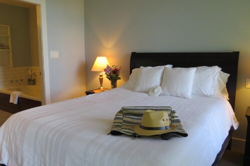 TW 22-Beautiful Seaside Condo Next To Rathtrevor Beach!