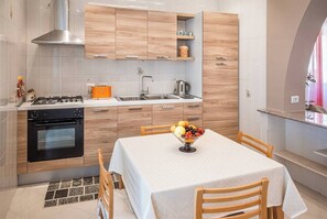 冷蔵庫、電子レンジ、オーブン、コンロ