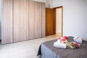 Iron/ironing board, travel cot, WiFi, bed sheets