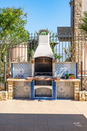 Terrace/patio - Villa DellAcqua: Infinity Pool with Sea View (Alcamo)