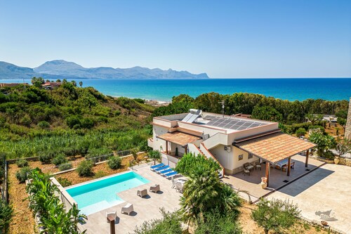 Villa DellAcqua: Infinity Pool with Sea View