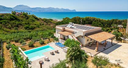 Villa DellAcqua: Infinity Pool with Sea View
