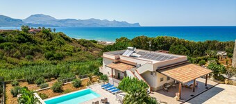 Villa DellAcqua: Infinity Pool with Sea View