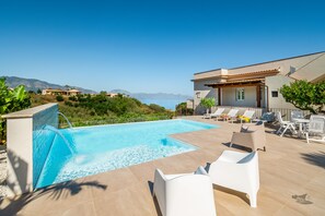 Outdoor pool - Villa DellAcqua: Infinity Pool with Sea View (Alcamo)