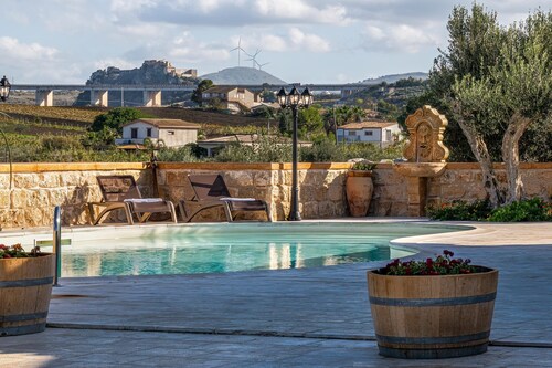 Villa DelMarmo: Salt Pool Amid Olives