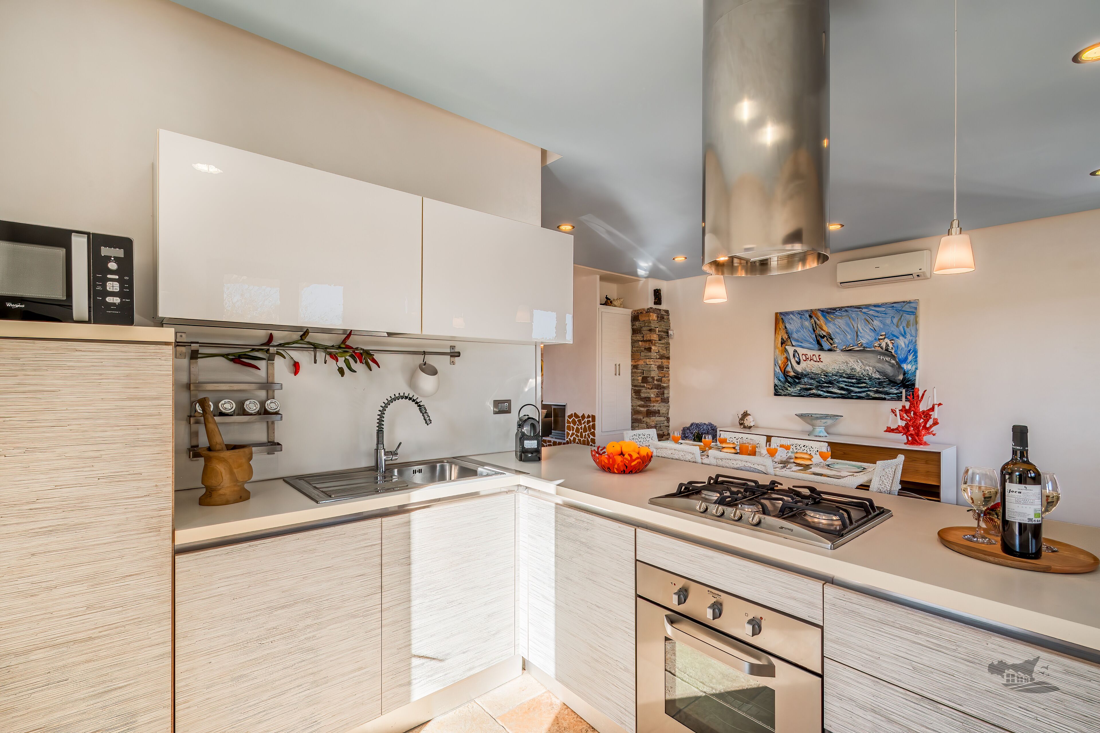 Jääkaappi, mikroaaltouuni, uuni, liesi