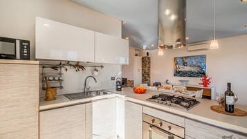 Jääkaappi, mikroaaltouuni, uuni, liesi